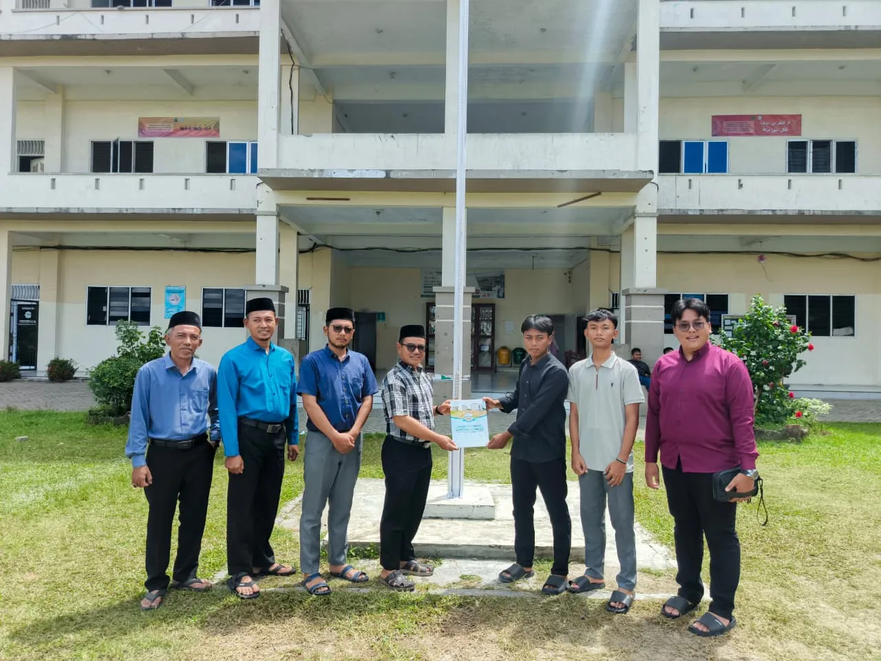 Penyerahan Wakaf Alumni ke-VIII (El-Uzma Generation) kepada Pesantren Modern Darul Ihsan
